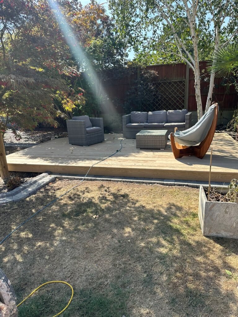 modern-garden-decking-platform-picture-frame-edging